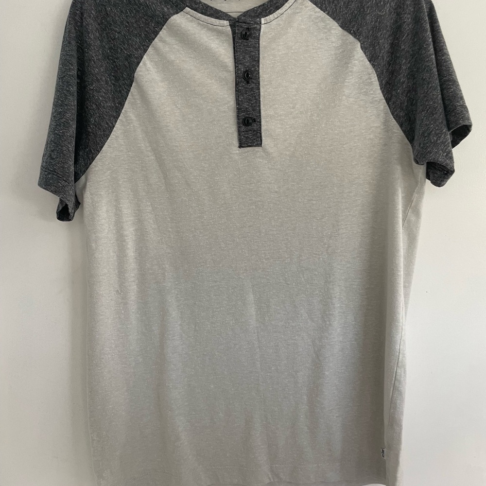 Men’s Levi's Two-Tone Gray Raglan Henley Tee in small - Picture 1 of 6